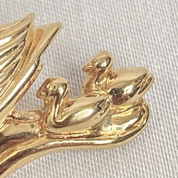 Avon Golden Swan Brooch Single Clear Rhinestone Flower And Babies - Picture 6 of 9